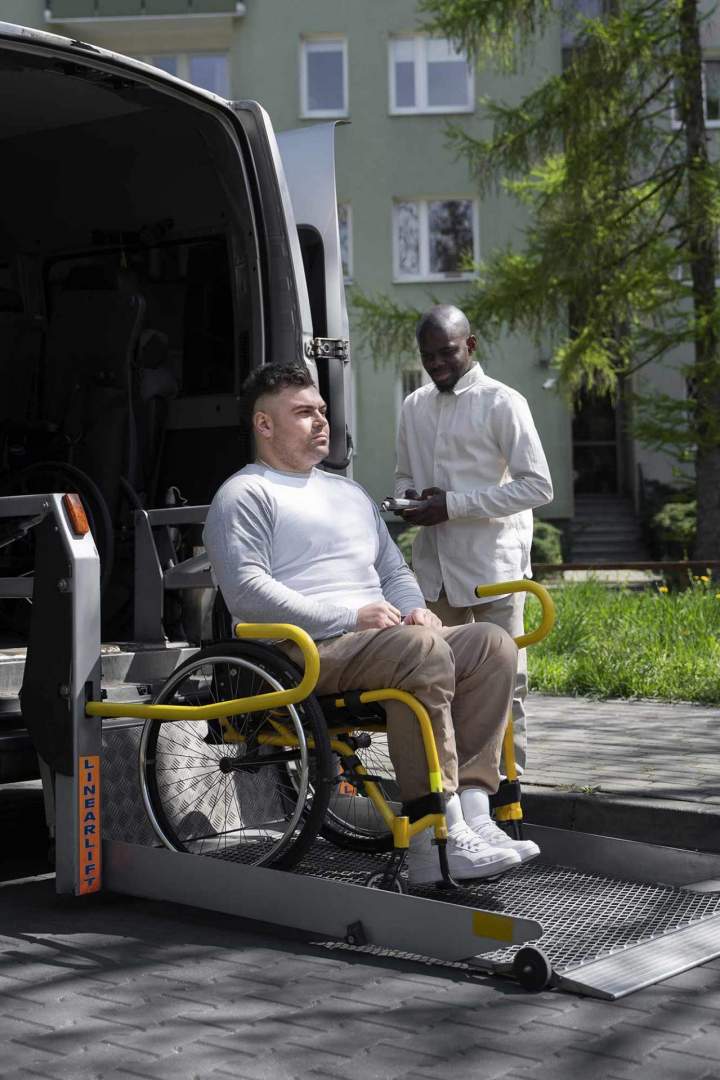 Un véhicule aménagé pour transporter les personnes à mobilité réduite